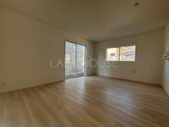 ���r���O -