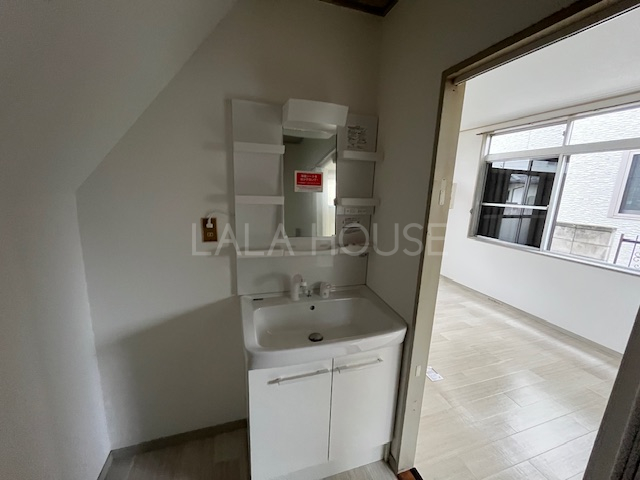 ʑEʏ tH[ς݁i2025N9j