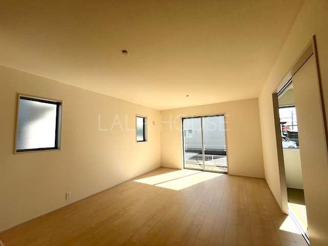 ���r���O -