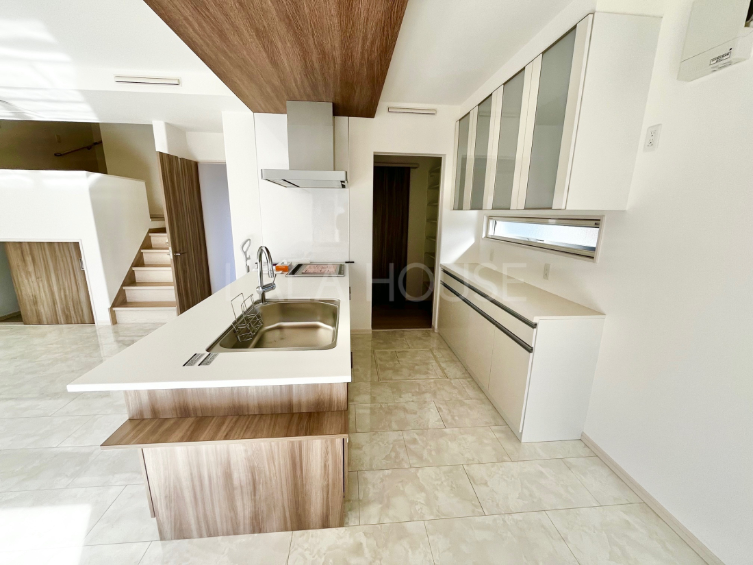 �L�b�`�� �X�L�b�v�t���A�ɂ���Ƒ��̗l�q�������鋗������