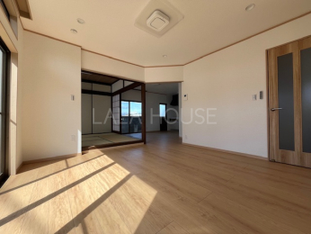 ���r���O -