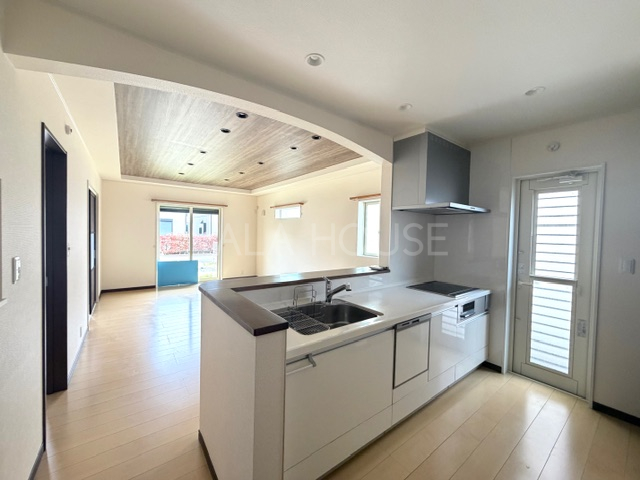 �L�b�`�� ���r���O�ɂ��邨�q�l�̗l�q��������Ԏ���